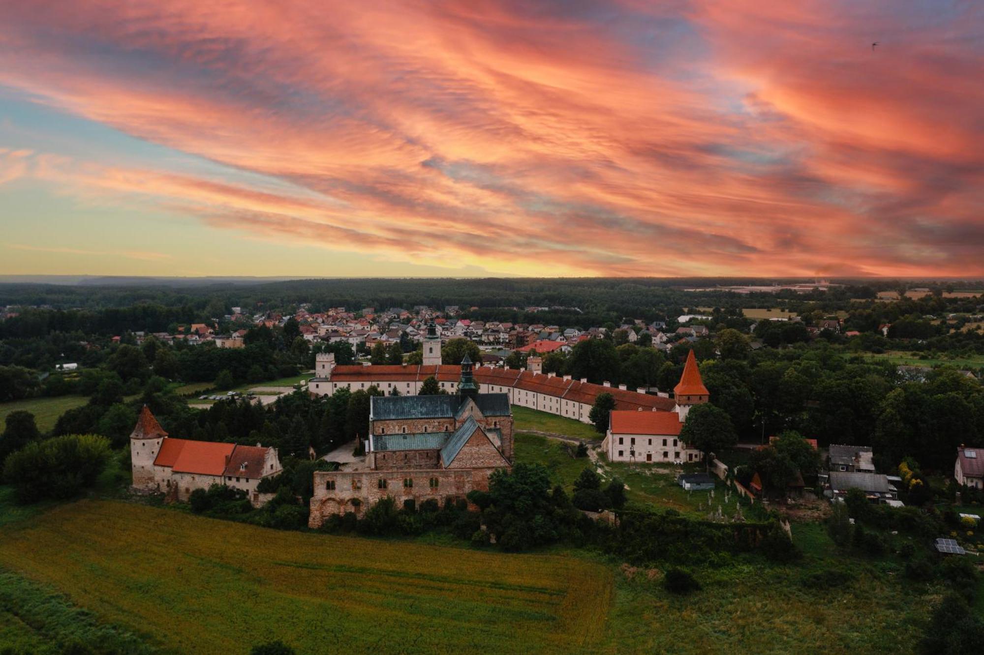 Hotel Podklasztorze Sulejów Exterior foto